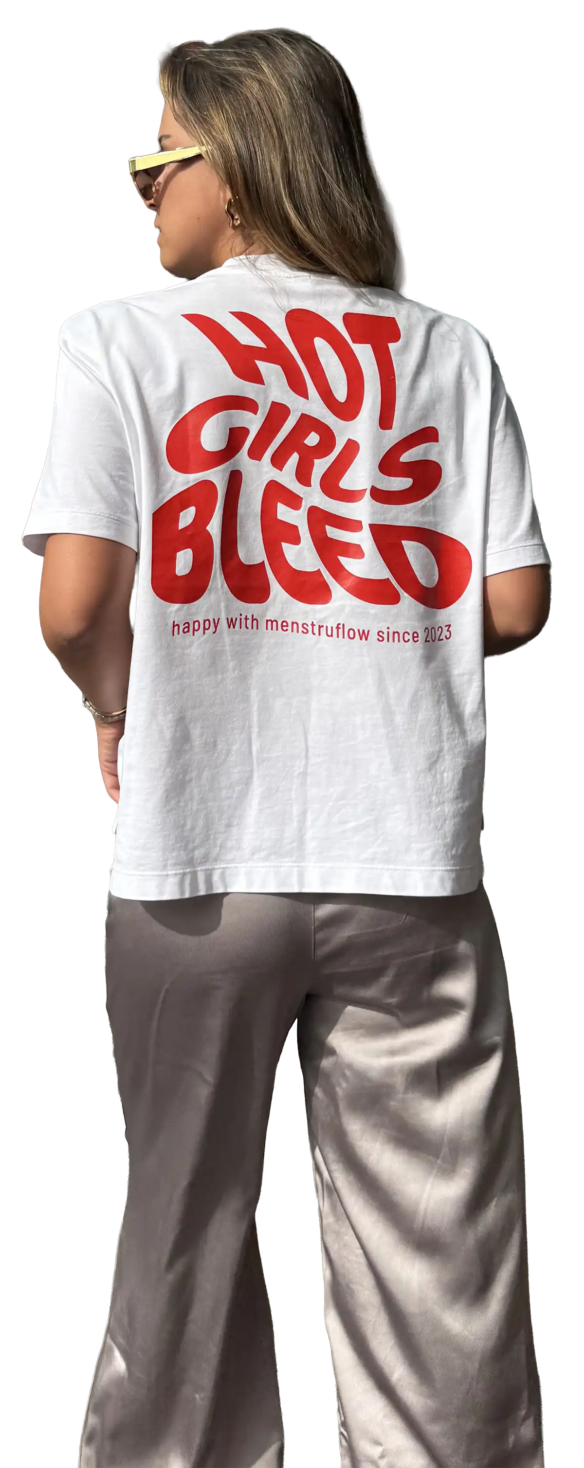 Frau von hinten im weißen menstruflow-Shirt mit dem Aufdruck »Hot Girls Bleed«